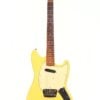 Eine 1973er Fender Musicmaster E-Gitarre in Vintage-Gelb mit weißem Schlagbrett, Palisander-Griffbrett und schwarzen Reglern, aufrecht vor weißem Hintergrund dargestellt. Eine 1973er Fender Musicmaster E-Gitarre in Vintage-Gelb mit weißem Schlagbrett, Palisander-Griffbrett und schwarzen Reglern, aufrecht vor weißem Hintergrund dargestellt.