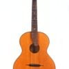 Eine Stauffer Stil 1890 Romantikgitarre mit Holzkorpus, sechs Saiten, rundem Schallloch und geschwungener Kopfplatte mit goldenen Stimmwirbeln, abgebildet vor einem schlichten weißen Hintergrund. Eine Stauffer Stil 1890 Romantikgitarre mit Holzkorpus, sechs Saiten, rundem Schallloch und geschwungener Kopfplatte mit goldenen Stimmwirbeln, abgebildet vor einem schlichten weißen Hintergrund.