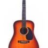 Die Martin D-28 1975 Sunburst Akustik Gitarre hat eine dunkelbraune bis gelbe Sunburst-Lackierung, sechs Saiten, ein schwarzes Schlagbrett und weiße Punkt-Griffbrett-Einlagen, die vor einem weißen Hintergrund abgebildet sind. Die Martin D-28 1975 Sunburst Akustik Gitarre hat eine dunkelbraune bis gelbe Sunburst-Lackierung, sechs Saiten, ein schwarzes Schlagbrett und weiße Punkt-Griffbrett-Einlagen, die vor einem weißen Hintergrund abgebildet sind.
