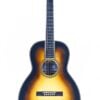 Die Old Growth Guitars 00-PADS Akustik Gitarre ist eine klassische Akustikgitarre mit Sunburst-Finish, sechs Saiten, einer dekorativen Rosette und ist vor einem weißen Hintergrund fotografiert.
