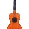 Die Drouot Koel 1830 Romantikgitarre ist eine Vintage-Akustikgitarre mit Holzkorpus, sechs Saiten, rundem Schallloch, schwarzem Schlagbrett und dunkler Kopfplatte, die aufrecht vor einem weißen Hintergrund steht. Die Drouot Koel 1830 Romantikgitarre ist eine Vintage-Akustikgitarre mit Holzkorpus, sechs Saiten, rundem Schallloch, schwarzem Schlagbrett und dunkler Kopfplatte, die aufrecht vor einem weißen Hintergrund steht.