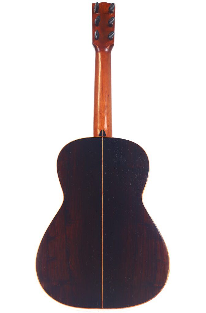 Die Franciso Pau 1890 Klassische Gitarre hat einen dunklen Holzboden mit einer hellen Mittelnaht und einen braunen Hals mit dunklen Stimmwirbeln, die von hinten betrachtet werden können. Die Franciso Pau 1890 Klassische Gitarre hat einen dunklen Holzboden mit einer hellen Mittelnaht und einen braunen Hals mit dunklen Stimmwirbeln, die von hinten betrachtet werden können.