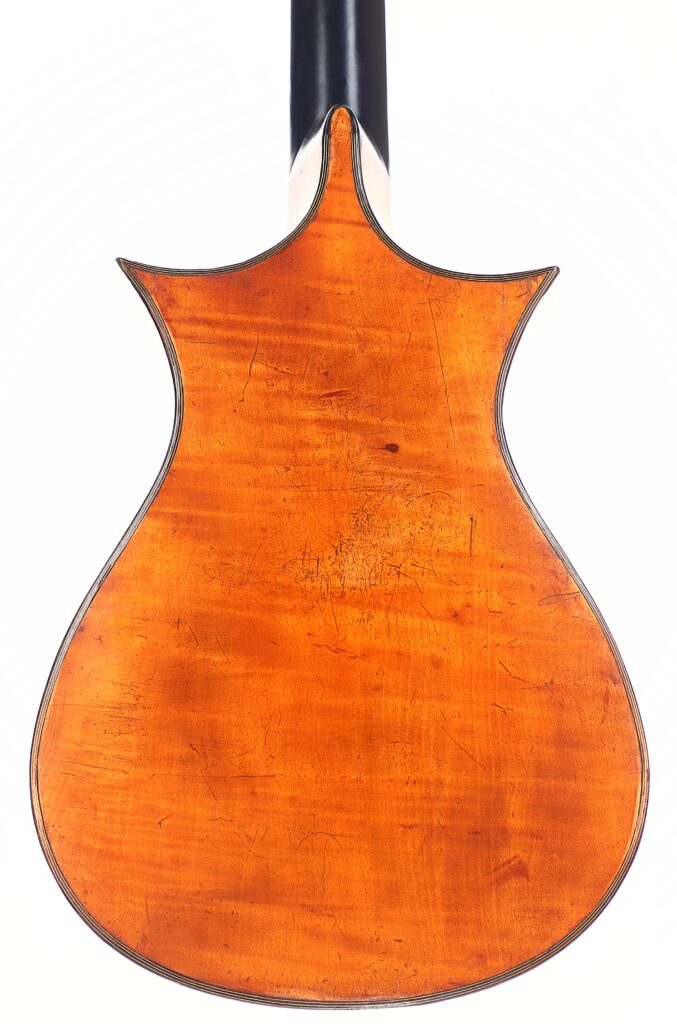 Die Abbildung zeigt die Rückseite einer C.F. Marchal 1820 Romantikgitarre, die sich durch ihre bernsteinfarbene Holzoberfläche und ihre sanften Kurven vor einem weißen Hintergrund auszeichnet. Die Abbildung zeigt die Rückseite einer C.F. Marchal 1820 Romantikgitarre, die sich durch ihre bernsteinfarbene Holzoberfläche und ihre sanften Kurven vor einem weißen Hintergrund auszeichnet.
