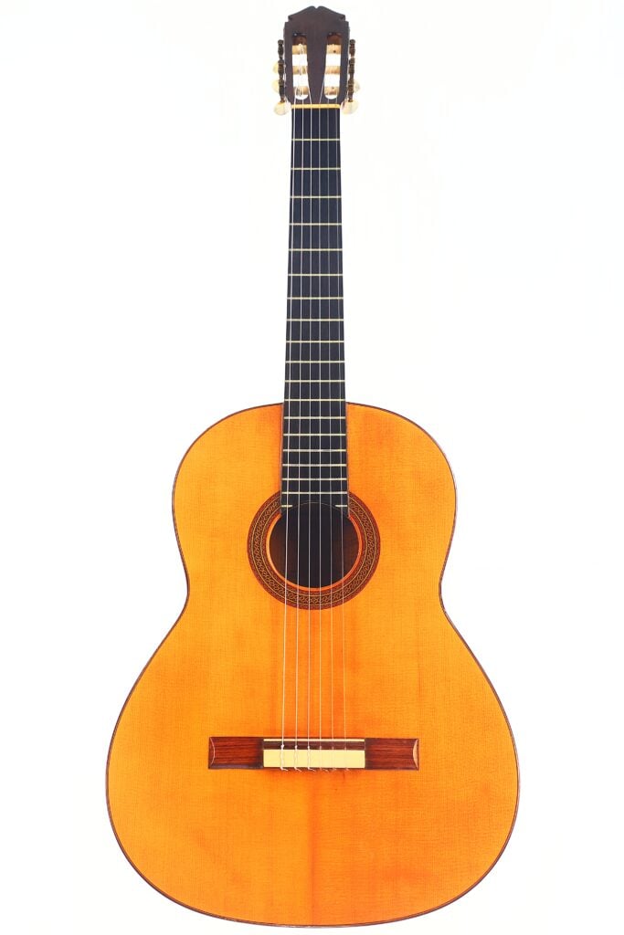 Die Marcelino López Nieto 1959 Flamenco-Gitarre hat eine natürliche Holzoberfläche, ein dunkles Griffbrett und Nylonsaiten. Sie ist aufrecht vor einem schlichten weißen Hintergrund abgebildet. Die Marcelino López Nieto 1959 Flamenco-Gitarre hat eine natürliche Holzoberfläche, ein dunkles Griffbrett und Nylonsaiten. Sie ist aufrecht vor einem schlichten weißen Hintergrund abgebildet.