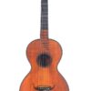 Die Lacote Stil 1830 Romantikgitarre ist eine antike sechssaitige Akustikgitarre mit einem Holzkorpus, einem dunklen Hals und einer abgerundeten Form, die sich vor einem schlichten weißen Hintergrund präsentiert. Die Lacote Stil 1830 Romantikgitarre ist eine antike sechssaitige Akustikgitarre mit einem Holzkorpus, einem dunklen Hals und einer abgerundeten Form, die sich vor einem schlichten weißen Hintergrund präsentiert.