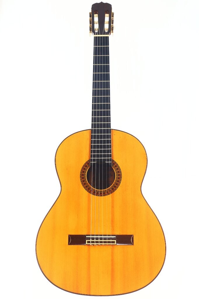 Die Jose Ramirez 1a 1959 PB Klassische Gitarre ist eine klassische Akustikgitarre mit einer natürlichen Holzoberfläche, einem dunklen Griffbrett und einer verschnörkelten Rosette, die auf einem schlichten weißen Hintergrund abgebildet ist. Die Jose Ramirez 1a 1959 PB Klassische Gitarre ist eine klassische Akustikgitarre mit einer natürlichen Holzoberfläche, einem dunklen Griffbrett und einer verschnörkelten Rosette, die auf einem schlichten weißen Hintergrund abgebildet ist.