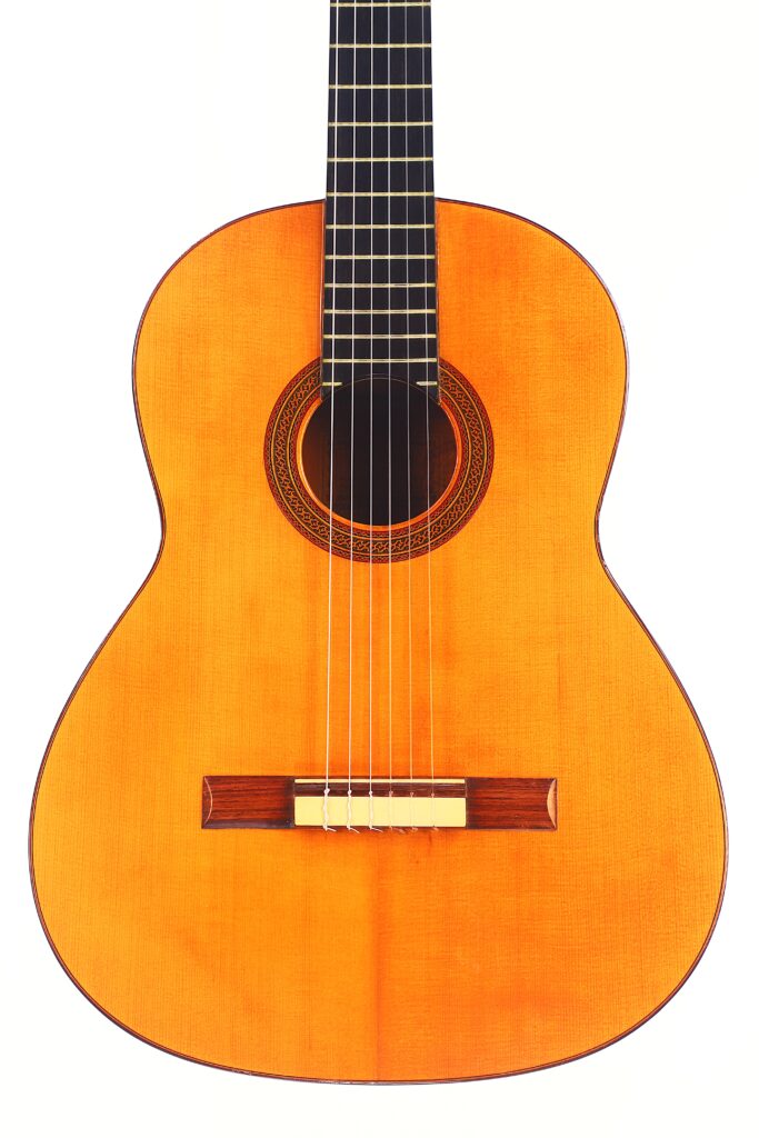 Die Marcelino López Nieto 1959 Flamenco Gitarre ist eine klassische Akustikgitarre mit einem hellbraunen Holzkorpus, sechs Saiten, einem verzierten Schallloch und einem sichtbaren dunklen Griffbrett. Die Marcelino López Nieto 1959 Flamenco Gitarre ist eine klassische Akustikgitarre mit einem hellbraunen Holzkorpus, sechs Saiten, einem verzierten Schallloch und einem sichtbaren dunklen Griffbrett.