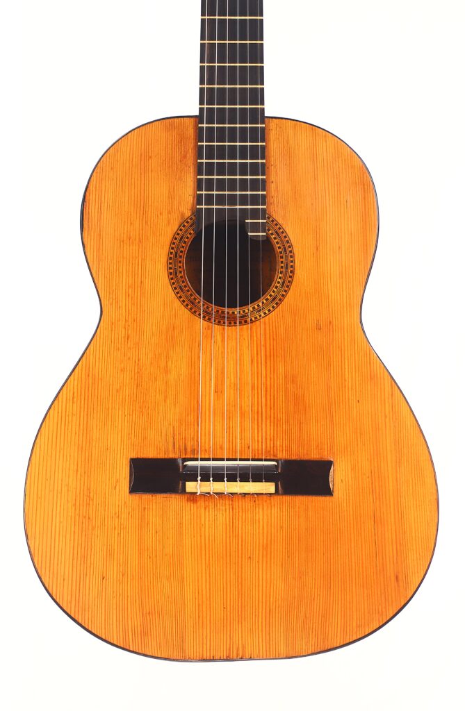 Die Juan Lopez Jimenez 1933 Klassische Gitarre ist eine sechssaitige klassische Akustikgitarre mit einem natürlichen Holzfinish und einer detaillierten Rosette, die vor einem weißen Hintergrund steht. Die Juan Lopez Jimenez 1933 Klassische Gitarre ist eine sechssaitige klassische Akustikgitarre mit einem natürlichen Holzfinish und einer detaillierten Rosette, die vor einem weißen Hintergrund steht.
