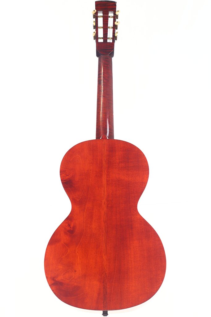 Die Marc Antonio Romantikgitarre ist von hinten abgebildet. Sie hat eine glänzende, rotbraune Holzoberfläche mit sichtbarer Holzmaserung und goldenen Stimmwirbeln an der Oberseite. Die Marc Antonio Romantikgitarre ist von hinten abgebildet. Sie hat eine glänzende, rotbraune Holzoberfläche mit sichtbarer Holzmaserung und goldenen Stimmwirbeln an der Oberseite.