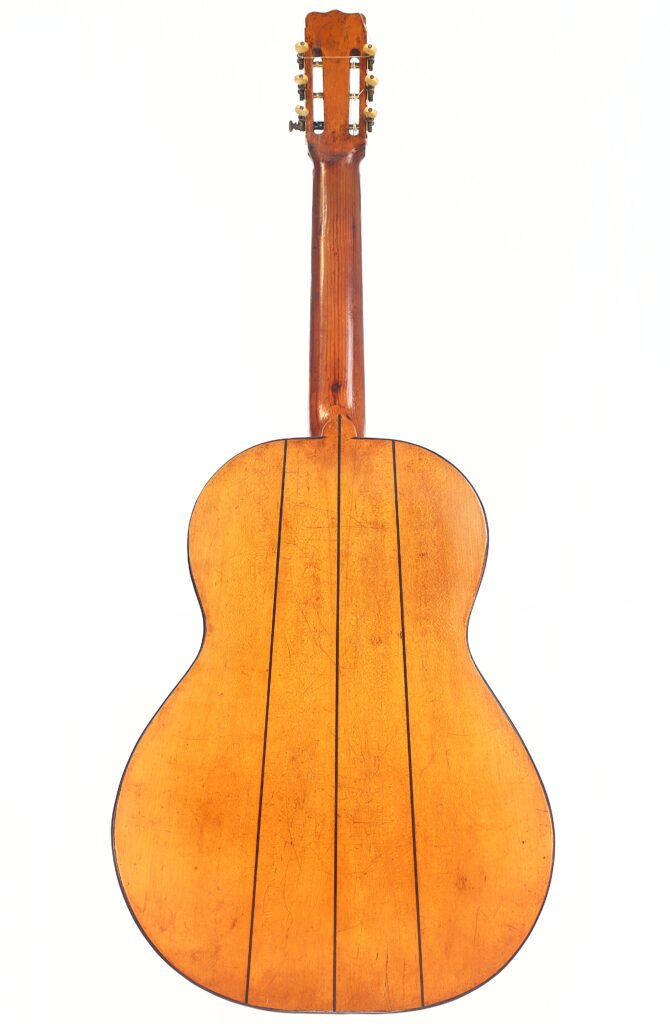 Das Bild zeigt die Rückseite einer Juan Lopez Jimenez 1933 Klassische Gitarre mit einer Holzoberfläche, dunklen vertikalen Linien und Stimmwirbeln am oberen Ende des Halses vor einem schlichten weißen Hintergrund. Das Bild zeigt die Rückseite einer Juan Lopez Jimenez 1933 Klassische Gitarre mit einer Holzoberfläche, dunklen vertikalen Linien und Stimmwirbeln am oberen Ende des Halses vor einem schlichten weißen Hintergrund.