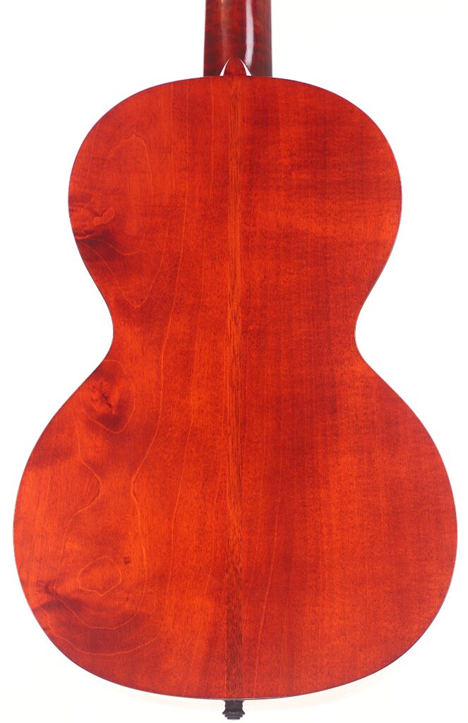 Rückansicht der Marc Antonio Romantikgitarre, die sich durch eine satte rötlich-braune Holzoberfläche, sanfte Kurven, natürliche Holzmaserungen und eine deutliche vertikale Naht in der Mitte auszeichnet. Rückansicht der Marc Antonio Romantikgitarre, die sich durch eine satte rötlich-braune Holzoberfläche, sanfte Kurven, natürliche Holzmaserungen und eine deutliche vertikale Naht in der Mitte auszeichnet.