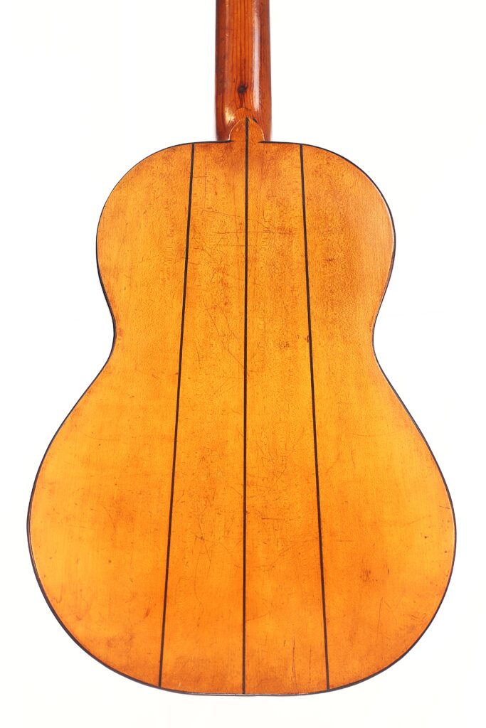 Die Rückansicht der Juan Lopez Jimenez 1933 Klassische Gitarre zeigt die helle Holzoberfläche mit vertikalen dunklen Linien, die den Korpus in Abschnitte unterteilen, vor einem weißen Hintergrund. Die Rückansicht der Juan Lopez Jimenez 1933 Klassische Gitarre zeigt die helle Holzoberfläche mit vertikalen dunklen Linien, die den Korpus in Abschnitte unterteilen, vor einem weißen Hintergrund.