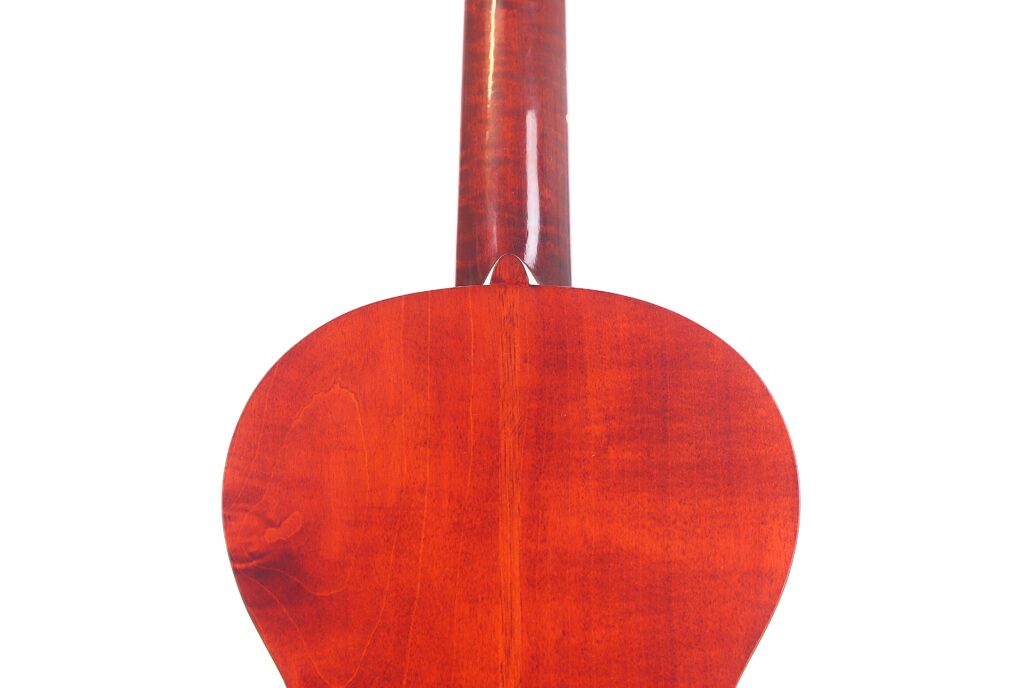 Nahaufnahme der Rückseite einer Marc Antonio Romantikgitarre, einer rötlich-braunen akustischen Holzgitarre, die den Hals und den gewölbten Korpus vor einem weißen Hintergrund zeigt. Nahaufnahme der Rückseite einer Marc Antonio Romantikgitarre, einer rötlich-braunen akustischen Holzgitarre, die den Hals und den gewölbten Korpus vor einem weißen Hintergrund zeigt.