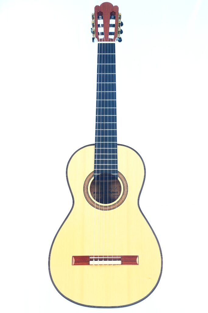 Die Jellinghaus Torres 77 PU Klassische Gitarre ist eine klassische Akustikgitarre mit hellem Holzkorpus, dunklem Griffbrett und sechs Saiten, abgebildet auf weißem Hintergrund. Die Jellinghaus Torres 77 PU Klassische Gitarre ist eine klassische Akustikgitarre mit hellem Holzkorpus, dunklem Griffbrett und sechs Saiten, abgebildet auf weißem Hintergrund.