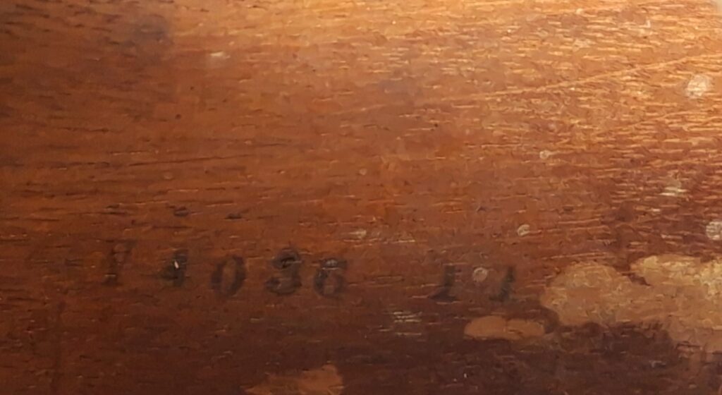 Nahaufnahme der Holzoberfläche der Gibson LG-1 1953 Akustik Gitarre, die sichtbare Maserung, einige Abnutzungserscheinungen und eine gestempelte oder eingravierte Nummer "14036 E1" zusammen mit einigen helleren Stellen zeigt. Nahaufnahme der Holzoberfläche der Gibson LG-1 1953 Akustik Gitarre, die sichtbare Maserung, einige Abnutzungserscheinungen und eine gestempelte oder eingravierte Nummer "14036 E1" zusammen mit einigen helleren Stellen zeigt.