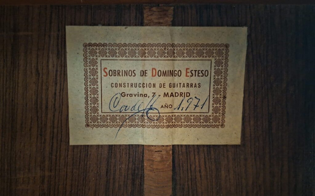 Im Inneren der Faustino Conde Negra Flamenco-Gitarre von Hermanos Conde aus dem Jahr 1971 befindet sich ein Etikett mit der Aufschrift "Sobrinos de Domingo Esteso, Construcción de Guitarras, Gravina, 7 - Madrid", mit einer handschriftlichen Unterschrift und der Jahreszahl 1971. Im Inneren der Faustino Conde Negra Flamenco-Gitarre von Hermanos Conde aus dem Jahr 1971 befindet sich ein Etikett mit der Aufschrift "Sobrinos de Domingo Esteso, Construcción de Guitarras, Gravina, 7 - Madrid", mit einer handschriftlichen Unterschrift und der Jahreszahl 1971.