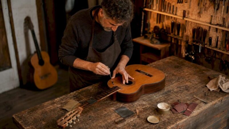Ein erfahrener Gitarrenbauer bringt eine alte Akustikgitarre wieder auf Vordermann.