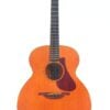 Die Lowden S-5 Akustik Gitarre hat eine natürliche Holzoberfläche, ein dunkles Griffbrett und ein rötlich-braunes Schlagbrett, das aufrecht vor einem schlichten weißen Hintergrund steht. Die Lowden S-5 Akustik Gitarre hat eine natürliche Holzoberfläche, ein dunkles Griffbrett und ein rötlich-braunes Schlagbrett, das aufrecht vor einem schlichten weißen Hintergrund steht.