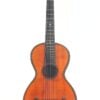 Die Stephan Thumhart 1838 Romantikgitarre ist eine Vintage-Akustikgitarre mit einem Griffbrett aus dunklem Holz, sechs Saiten, dekorativen Verzierungen am Korpus und einer rotbraunen Lackierung, abgebildet vor einem schlichten weißen Hintergrund. Die Stephan Thumhart 1838 Romantikgitarre ist eine Vintage-Akustikgitarre mit einem Griffbrett aus dunklem Holz, sechs Saiten, dekorativen Verzierungen am Korpus und einer rotbraunen Lackierung, abgebildet vor einem schlichten weißen Hintergrund.