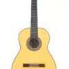 Die Antonio Aparicio Mod. Master Klassische Gitarre hat einen hellen Holzkorpus, ein dunkles Griffbrett und eine dekorative Rosette um das Schallloch, die auf weißem Hintergrund abgebildet ist. Die Antonio Aparicio Mod. Master Klassische Gitarre hat einen hellen Holzkorpus, ein dunkles Griffbrett und eine dekorative Rosette um das Schallloch, die auf weißem Hintergrund abgebildet ist.