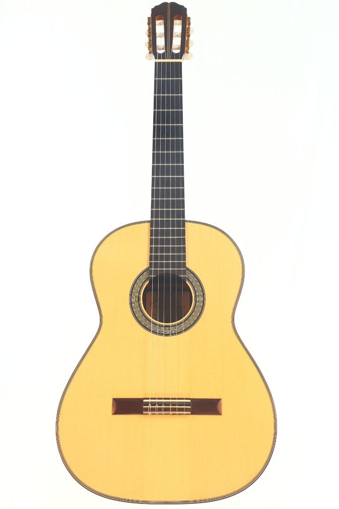 Die Antonio Aparicio Mod. Master Klassische Gitarre hat einen hellen Holzkorpus, ein dunkles Griffbrett und eine dekorative Rosette um das Schallloch, die auf weißem Hintergrund abgebildet ist. Die Antonio Aparicio Mod. Master Klassische Gitarre hat einen hellen Holzkorpus, ein dunkles Griffbrett und eine dekorative Rosette um das Schallloch, die auf weißem Hintergrund abgebildet ist.