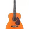 Die Martin 00-18 Akustik Gitarre aus dem Jahr 1954 verfügt über eine naturbelassene Holzoberfläche, ein schwarzes Schlagbrett, sechs Saiten und Punkt-Einlagen auf dem Griffbrett; sie ist aufrecht vor einem schlichten weißen Hintergrund abgebildet. Die Martin 00-18 Akustik Gitarre aus dem Jahr 1954 verfügt über eine naturbelassene Holzoberfläche, ein schwarzes Schlagbrett, sechs Saiten und Punkt-Einlagen auf dem Griffbrett; sie ist aufrecht vor einem schlichten weißen Hintergrund abgebildet.
