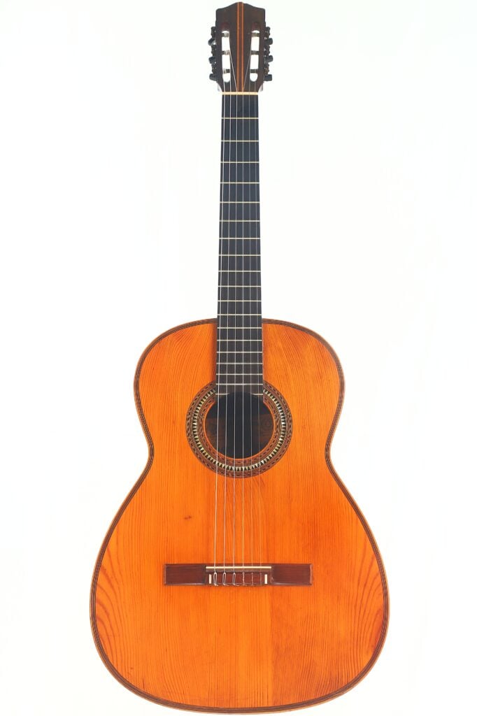 Die Andres Marin 1900 Klassische Gitarre ist eine klassische Akustikgitarre mit hellbraunem Holzkorpus, schwarzem Hals und sechs Saiten, die auf einem schlichten weißen Hintergrund abgebildet ist. Die Andres Marin 1900 Klassische Gitarre ist eine klassische Akustikgitarre mit hellbraunem Holzkorpus, schwarzem Hals und sechs Saiten, die auf einem schlichten weißen Hintergrund abgebildet ist.