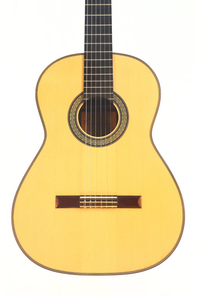 Die Antonio Aparicio Mod. Master Klassische Gitarre hat einen hellen Holzkorpus, ein dunkles Griffbrett und sechs Nylonsaiten, die vor einem weißen Hintergrund abgebildet sind. Die Antonio Aparicio Mod. Master Klassische Gitarre hat einen hellen Holzkorpus, ein dunkles Griffbrett und sechs Nylonsaiten, die vor einem weißen Hintergrund abgebildet sind.