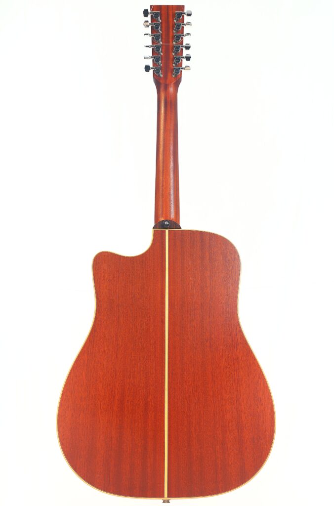 Die Lakewood D-14-12 Cut 2005 Akustik Gitarre, eine zwölfsaitige Akustikgitarre mit einem satten rotbraunen Boden, einem hellen Mittelstreifen und einem Cutaway-Korpus, wird von hinten vor einem weißen Hintergrund gezeigt. Die Lakewood D-14-12 Cut 2005 Akustik Gitarre, eine zwölfsaitige Akustikgitarre mit einem satten rotbraunen Boden, einem hellen Mittelstreifen und einem Cutaway-Korpus, wird von hinten vor einem weißen Hintergrund gezeigt.