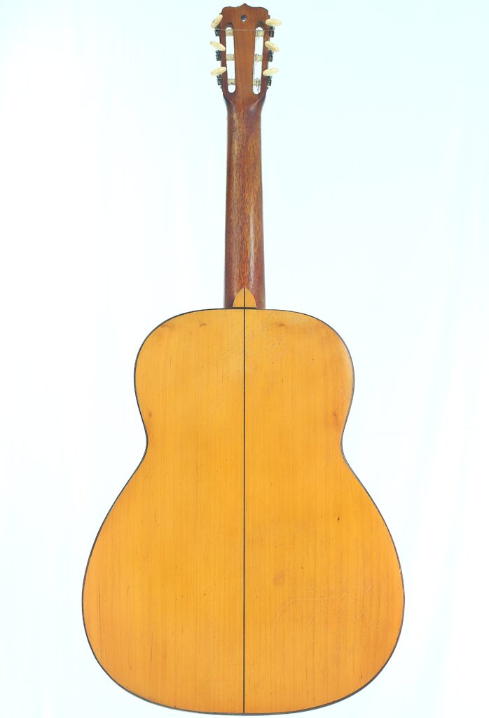 Die klassische Gitarre „Jose Ramirez I 1921“ ist von hinten abgebildet und zeigt einen hellen Holzkorpus mit sichtbarer Mittelnaht, dunklen Kanten sowie den Hals und die Stimmwirbel vor einem schlichten weißen Hintergrund. Die klassische Gitarre „Jose Ramirez I 1921“ ist von hinten abgebildet und zeigt einen hellen Holzkorpus mit sichtbarer Mittelnaht, dunklen Kanten sowie den Hals und die Stimmwirbel vor einem schlichten weißen Hintergrund.
