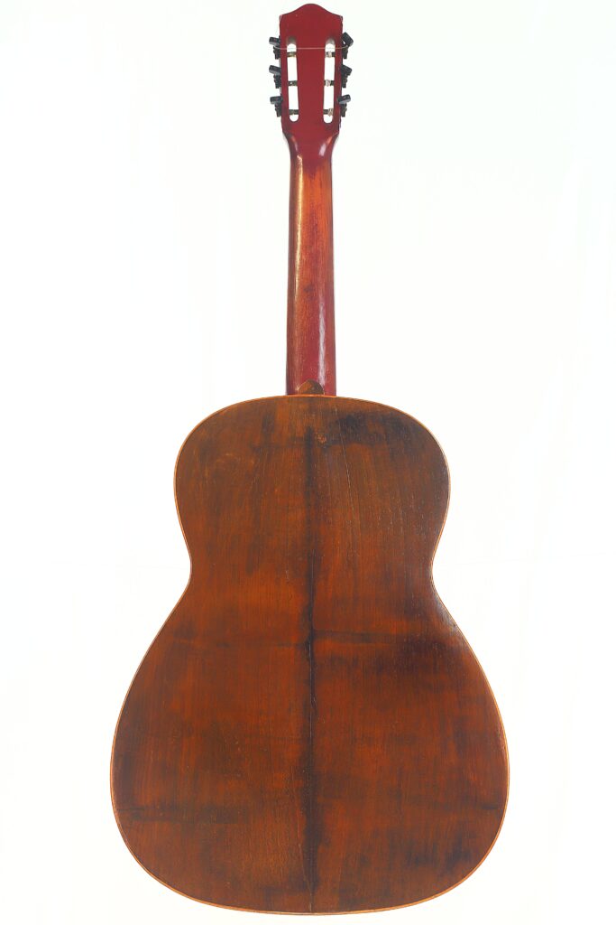 Eine Andres Marin 1900 Klassische Gitarre, von hinten fotografiert, mit Holzkorpus, Hals und Kopfplatte vor einem schlichten weißen Hintergrund. Eine Andres Marin 1900 Klassische Gitarre, von hinten fotografiert, mit Holzkorpus, Hals und Kopfplatte vor einem schlichten weißen Hintergrund.