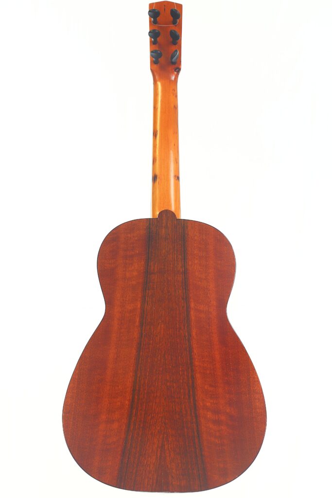 Die Abbildung zeigt die Rückansicht der Andres Marin 1890 Klassische Gitarre, die sich durch eine dunkle Holzoberfläche und sichtbare Maserung auszeichnet, vor einem schlichten weißen Hintergrund. Die Abbildung zeigt die Rückansicht der Andres Marin 1890 Klassische Gitarre, die sich durch eine dunkle Holzoberfläche und sichtbare Maserung auszeichnet, vor einem schlichten weißen Hintergrund.