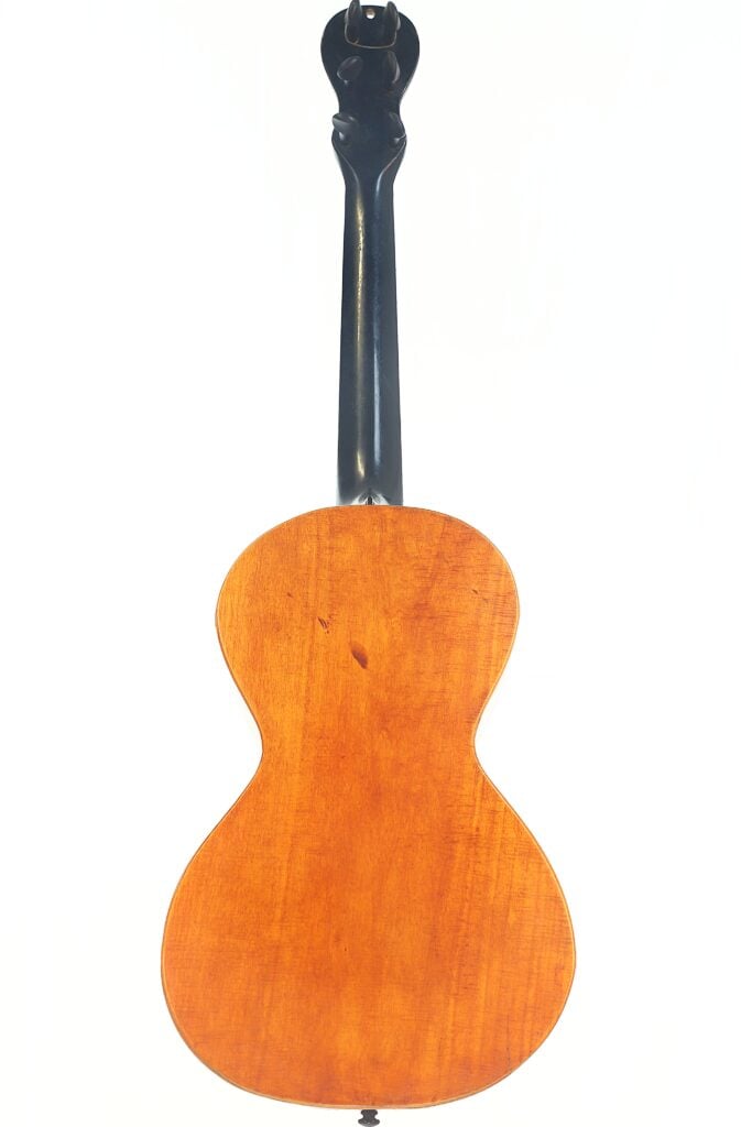 Eine Rückansicht der „Romantikgitarre“ von Stephan Thumhart aus dem Jahr 1838 mit hellbraunem Holzboden und schwarzem Hals, vor weißem Hintergrund. Eine Rückansicht der „Romantikgitarre“ von Stephan Thumhart aus dem Jahr 1838 mit hellbraunem Holzboden und schwarzem Hals, vor weißem Hintergrund.