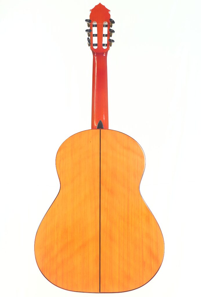 Rückansicht der Flamenco-Gitarre „José M Palmero 2023“ mit hellem Holzfinish, rotem Hals und schwarzen Stimmwirbeln, präsentiert vor einem schlichten weißen Hintergrund. Rückansicht der Flamenco-Gitarre „José M Palmero 2023“ mit hellem Holzfinish, rotem Hals und schwarzen Stimmwirbeln, präsentiert vor einem schlichten weißen Hintergrund.