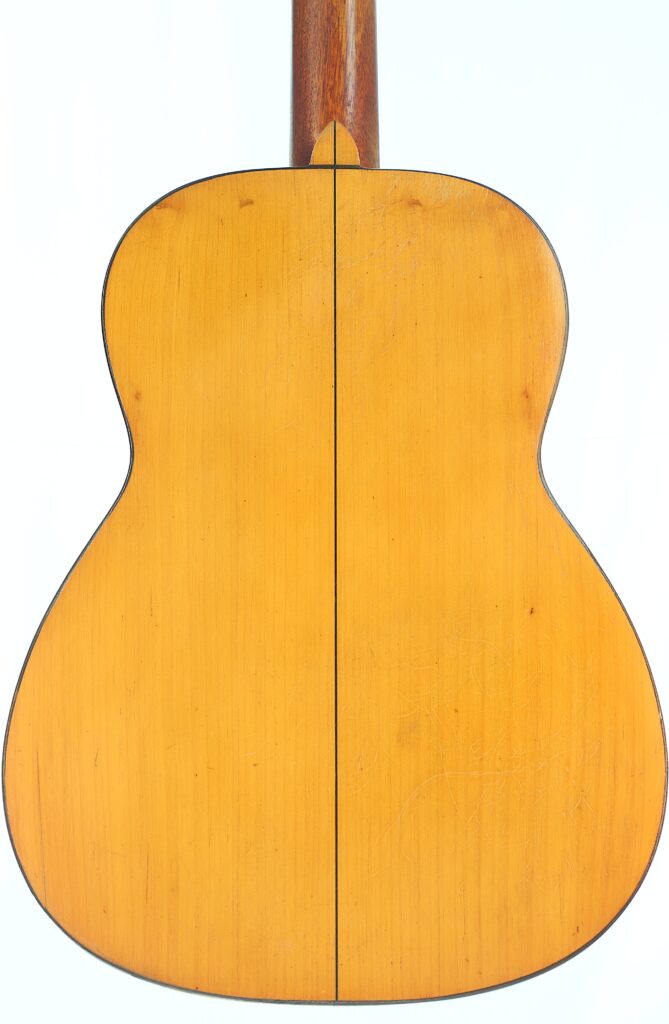 Das Bild zeigt die Rückseite der „Jose Ramirez I 1921 Klassische Gitarre“ mit einer hellen Holzoberfläche, einer sichtbaren Mittelnaht und einem schlichten, schnörkellosen Design. Das Bild zeigt die Rückseite der „Jose Ramirez I 1921 Klassische Gitarre“ mit einer hellen Holzoberfläche, einer sichtbaren Mittelnaht und einem schlichten, schnörkellosen Design.