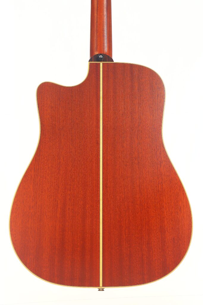 Rückansicht der Lakewood D-14-12 Cut 2005 Akustik Gitarre mit glatter, rötlich-brauner Holzoberfläche, einer leichten Mittelnaht und einem Cutaway oben links. Rückansicht der Lakewood D-14-12 Cut 2005 Akustik Gitarre mit glatter, rötlich-brauner Holzoberfläche, einer leichten Mittelnaht und einem Cutaway oben links.