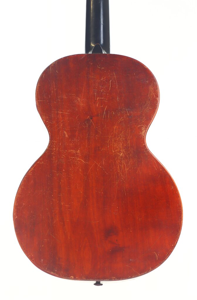 Die Abbildung zeigt die Rückseite einer Braun & Hauser 1905 Klassische Gitarre mit rötlich-braunem Holzfinish, sichtbaren Kratzern und Gebrauchsspuren, vor einem schlichten weißen Hintergrund. Die Abbildung zeigt die Rückseite einer Braun & Hauser 1905 Klassische Gitarre mit rötlich-braunem Holzfinish, sichtbaren Kratzern und Gebrauchsspuren, vor einem schlichten weißen Hintergrund.