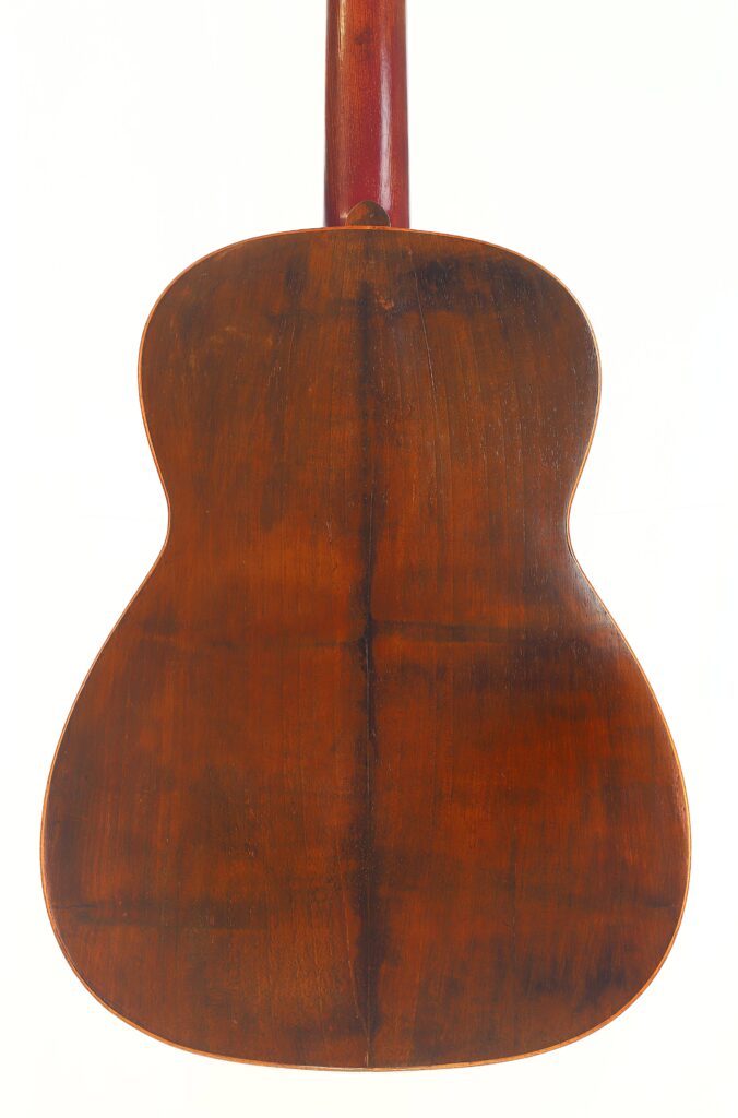 Die Abbildung zeigt die Rückseite der Andres Marin 1900 Klassische Gitarre, die eine dunkle, polierte Holzoberfläche mit sichtbaren Maserungslinien aufweist. Die Gitarre hat eine klassische, gewölbte Korpusform und einen von der Decke ausgehenden Hals. Die Abbildung zeigt die Rückseite der Andres Marin 1900 Klassische Gitarre, die eine dunkle, polierte Holzoberfläche mit sichtbaren Maserungslinien aufweist. Die Gitarre hat eine klassische, gewölbte Korpusform und einen von der Decke ausgehenden Hals.