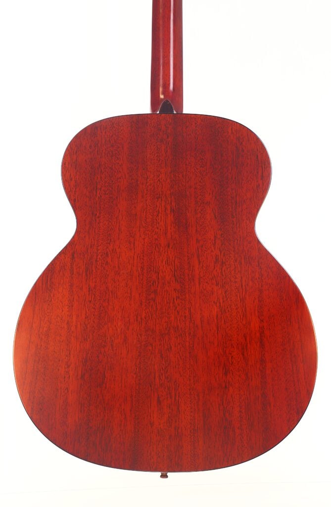 Das Bild zeigt die Rückseite der Lowden S-5 Akustik Gitarre, die sich durch ein sattes rötlich-braunes Holzfinish, eine glatte, glänzende Oberfläche, sichtbare Holzmaserung und eine klassisch geschwungene Korpusform auszeichnet. Das Bild zeigt die Rückseite der Lowden S-5 Akustik Gitarre, die sich durch ein sattes rötlich-braunes Holzfinish, eine glatte, glänzende Oberfläche, sichtbare Holzmaserung und eine klassisch geschwungene Korpusform auszeichnet.
