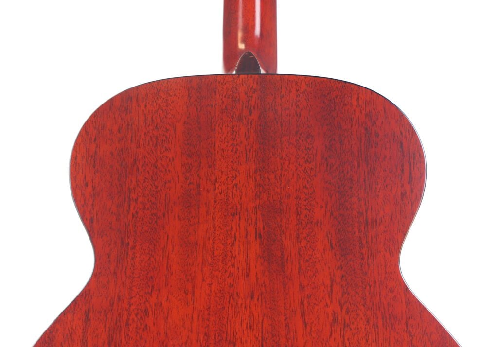 Nahaufnahme der Rückseite einer Lowden S-5 Akustikgitarre, die eine satte rötlich-braune Holzoberfläche mit sichtbarer Maserung und einem sich nach oben erstreckenden Hals vor einem weißen Hintergrund aufweist. Nahaufnahme der Rückseite einer Lowden S-5 Akustikgitarre, die eine satte rötlich-braune Holzoberfläche mit sichtbarer Maserung und einem sich nach oben erstreckenden Hals vor einem weißen Hintergrund aufweist.