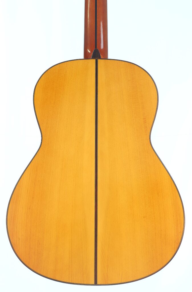 Die Camps Primera A 2018 Flamenco-Gitarre besticht durch einen polierten Boden aus hellem Holz, dunkle Einfassungen und eine vertikale schwarze Mittellinie, die ihr einen markanten, klassischen Look verleiht. Die Camps Primera A 2018 Flamenco-Gitarre besticht durch einen polierten Boden aus hellem Holz, dunkle Einfassungen und eine vertikale schwarze Mittellinie, die ihr einen markanten, klassischen Look verleiht.