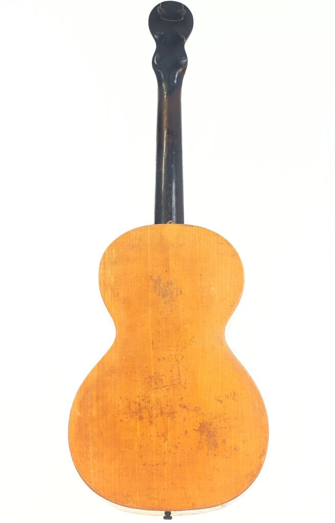 Ein Foto der Rückseite einer „Italienischen Romantikgitarre 1860“ mit abgenutzter Naturholzoberfläche und einem dunklen Hals vor weißem Hintergrund. Ein Foto der Rückseite einer „Italienischen Romantikgitarre 1860“ mit abgenutzter Naturholzoberfläche und einem dunklen Hals vor weißem Hintergrund.