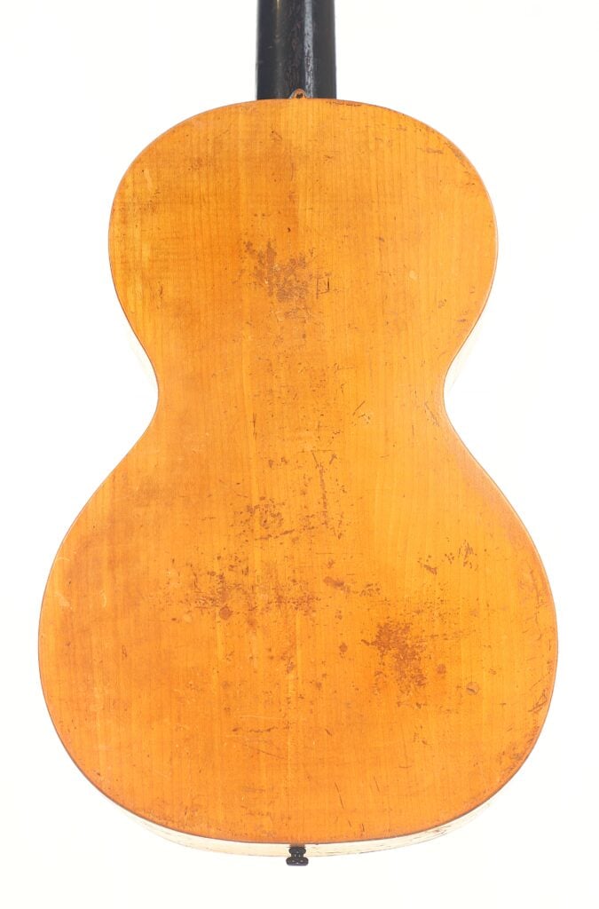 Das Bild zeigt die Rückseite einer „Italienischen Romantikgitarre 1860“ mit naturbelassener Holzoberfläche, sichtbaren Kratzern, Abnutzungsspuren und Flecken, die auf Alter und Gebrauch hinweisen. Der Hintergrund ist weiß. Das Bild zeigt die Rückseite einer „Italienischen Romantikgitarre 1860“ mit naturbelassener Holzoberfläche, sichtbaren Kratzern, Abnutzungsspuren und Flecken, die auf Alter und Gebrauch hinweisen. Der Hintergrund ist weiß.