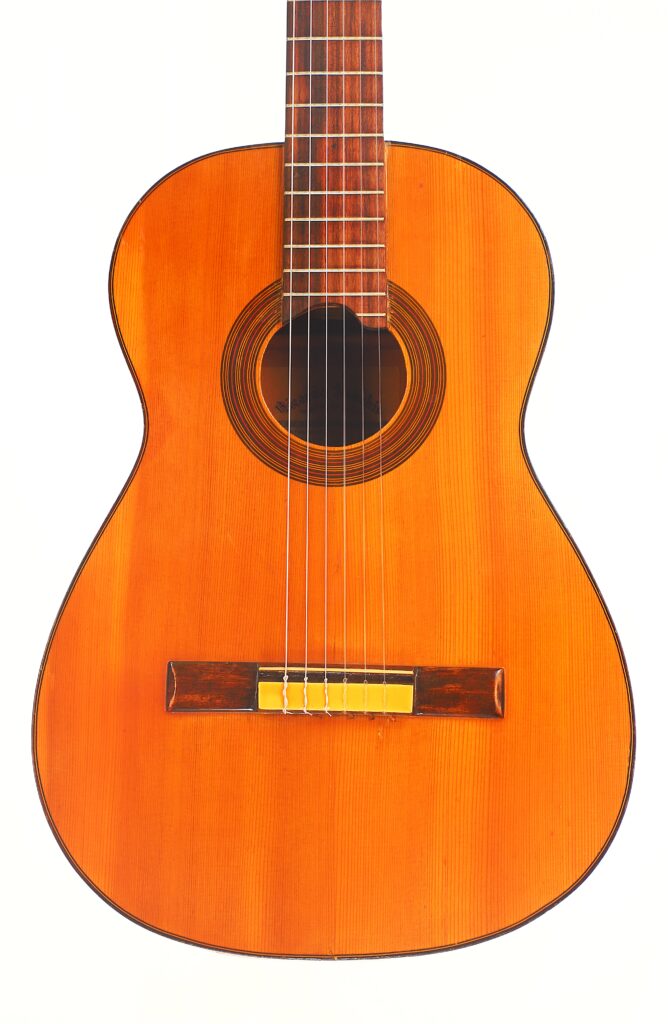 Ricardo Sanchis Nacher 1940 Flamenco-Gitarre mit Holzkorpus, sechs Saiten und rundem Schallloch, fotografiert auf weißem Hintergrund. Ricardo Sanchis Nacher 1940 Flamenco-Gitarre mit Holzkorpus, sechs Saiten und rundem Schallloch, fotografiert auf weißem Hintergrund.