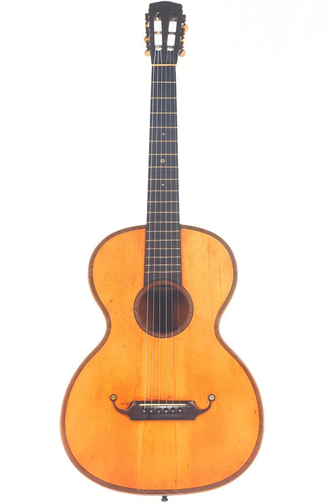 Markneukirchen 1880 Romantikgitarre, akustische Gitarre, naturbelassenes Holz, dunkles Griffbrett, sechs Saiten, abgebildet auf einem schlichten weißen Hintergrund. Markneukirchen 1880 Romantikgitarre, akustische Gitarre, naturbelassenes Holz, dunkles Griffbrett, sechs Saiten, abgebildet auf einem schlichten weißen Hintergrund.