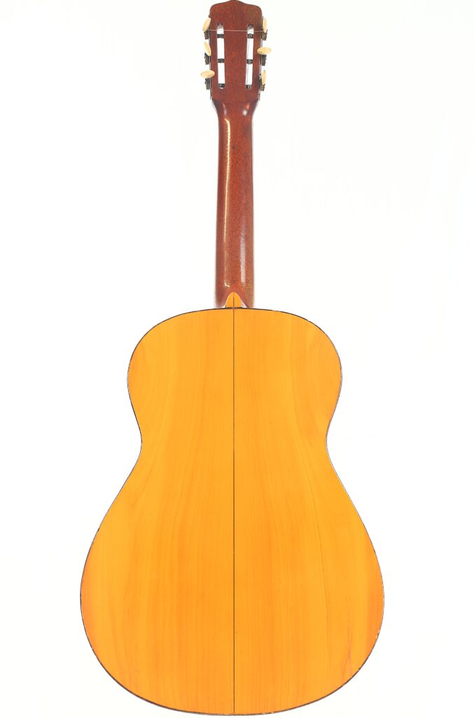 Die Rückansicht einer Ricardo Sanchis Nacher 1940 Flamenco-Gitarre mit hellem Holzkorpus, dunklem Holzhals und sichtbaren Mechaniken auf der Oberseite, vor einem weißen Hintergrund. Die Rückansicht einer Ricardo Sanchis Nacher 1940 Flamenco-Gitarre mit hellem Holzkorpus, dunklem Holzhals und sichtbaren Mechaniken auf der Oberseite, vor einem weißen Hintergrund.