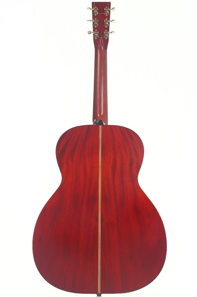 Die Abbildung zeigt die Rückseite der Rozawood 000 12-18-HM Akustikgitarre mit einem satten rotbraunen Holzfinish und einem dünnen Zierstreifen in der Mitte vor einem schlichten weißen Hintergrund. Die Abbildung zeigt die Rückseite der Rozawood 000 12-18-HM Akustikgitarre mit einem satten rotbraunen Holzfinish und einem dünnen Zierstreifen in der Mitte vor einem schlichten weißen Hintergrund.
