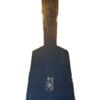 Ein großes, flaches, schwarzes Holzpaddel mit breiter Basis und schmalem Griff, das ähnliche Gebrauchsspuren und handwerkliche Merkmale aufweist wie ein Holzkoffer einer Romantikgitarre um 1820, fotografiert vor weißem Hintergrund. Ein großes, flaches, schwarzes Holzpaddel mit breiter Basis und schmalem Griff, das ähnliche Gebrauchsspuren und handwerkliche Merkmale aufweist wie ein Holzkoffer einer Romantikgitarre um 1820, fotografiert vor weißem Hintergrund.