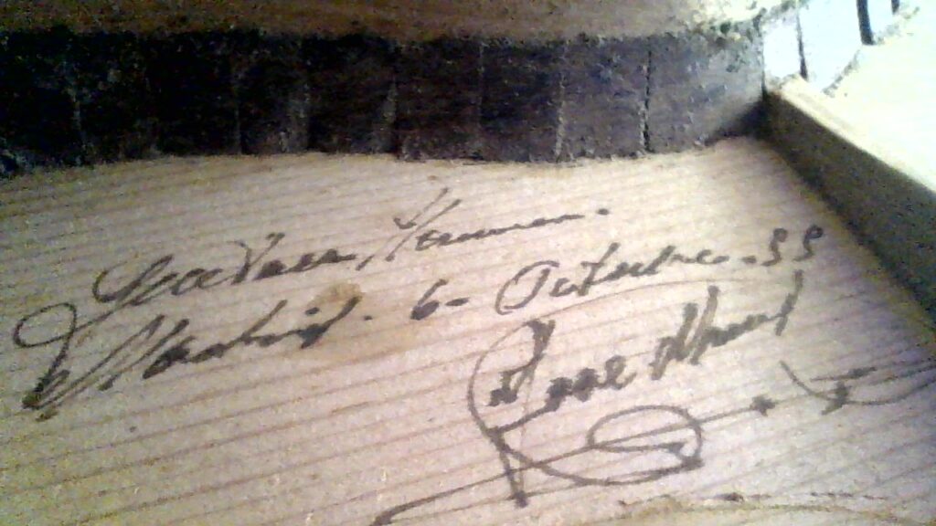 Handschriftliche Unterschrift und Text auf dem Holz einer Flamenco-Gitarre von Jose Ramirez aus dem Jahr 1955: "Gevelsberg, Herman. (unleserliches Wort) 6-Oktober-88", mit einer verzierten Unterschrift und Schnörkel darunter. Handschriftliche Unterschrift und Text auf dem Holz einer Flamenco-Gitarre von Jose Ramirez aus dem Jahr 1955: "Gevelsberg, Herman. (unleserliches Wort) 6-Oktober-88", mit einer verzierten Unterschrift und Schnörkel darunter.