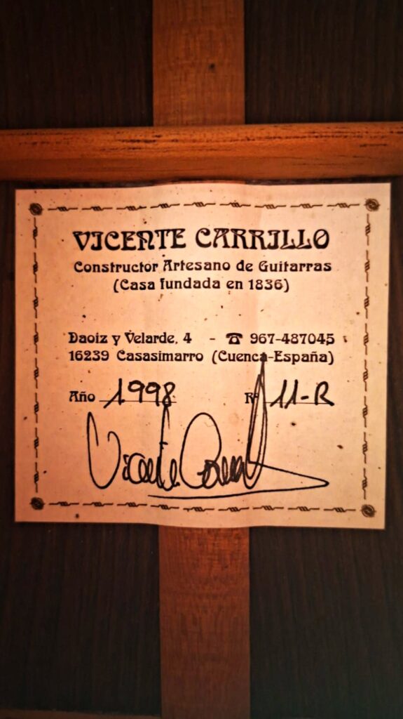 Auf einem Etikett im Inneren der Gitarre steht: Vicente Carrillo 1998 Torres Klassische Gitarre, Daoiz y Velarde, 4, 16239 Casasimarro (Cuenca-España), signiert und datiert 1998 durch den Erbauer. Auf einem Etikett im Inneren der Gitarre steht: Vicente Carrillo 1998 Torres Klassische Gitarre, Daoiz y Velarde, 4, 16239 Casasimarro (Cuenca-España), signiert und datiert 1998 durch den Erbauer.
